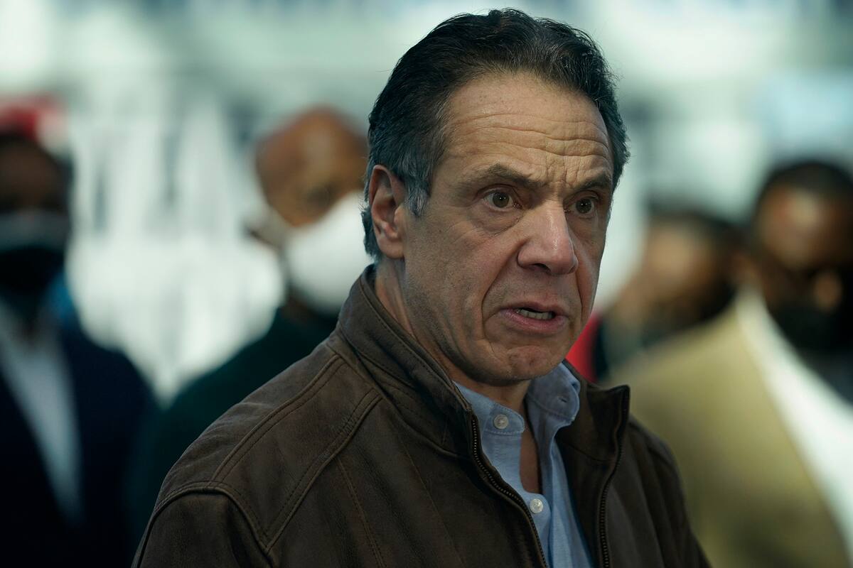 El gobernador de Nueva York, Andrew Cuomo, habla en un centro de vacunación en Nueva York