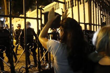 Grupos de personas se presentaron ante la residencia del gobernador de Puerto Rico para exigir su renuncia