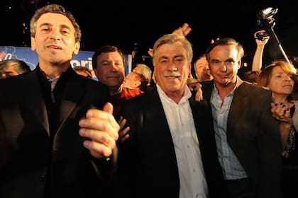 Carlos Soria, tras ser electo gobernador de Río Negro, en diciembre de 2011, junto a Florencio Randazzo (que era ministro del Interior) y el entonces senador nacional peronista Miguel Pichetto