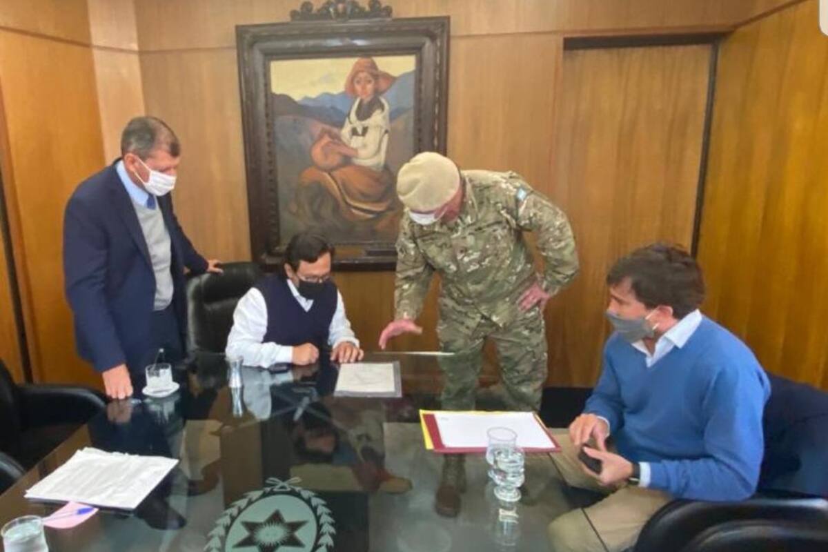El gobernador de Salta, Gustavo Sáenz, revisa el protocolo de despliegue del Ejército en la zona de Salvador Mazza