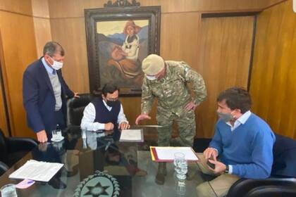 El gobernador de Salta, Gustavo Sáenz, revisa el protocolo de despliegue del Ejército en la zona de Salvador Mazza