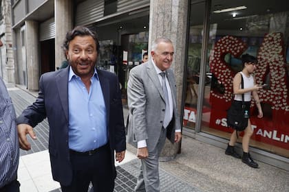 EL gobernador de Salta, Gustavo Sáenz, y detrás el tucumano Osvaldo Jaldo