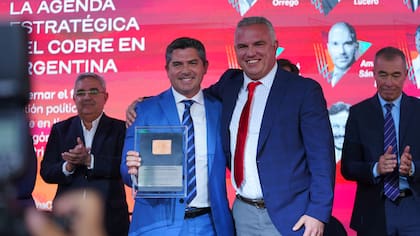 El gobernador de San Juan, Marcelo Orrego, y el vicepresidente de McEwen Copper y gerente general de Los Azules, Michael Meding