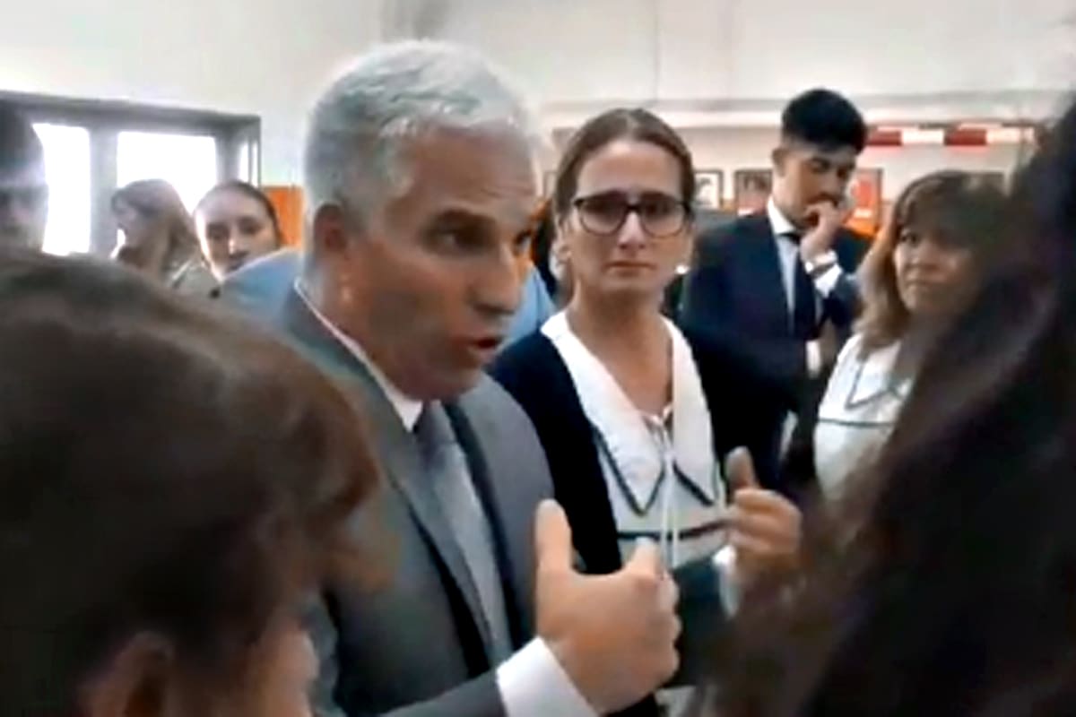 El gobernador de San Luis, Claudio Poggi, rodeado de maestras que le hicieron notar su mal momento económico