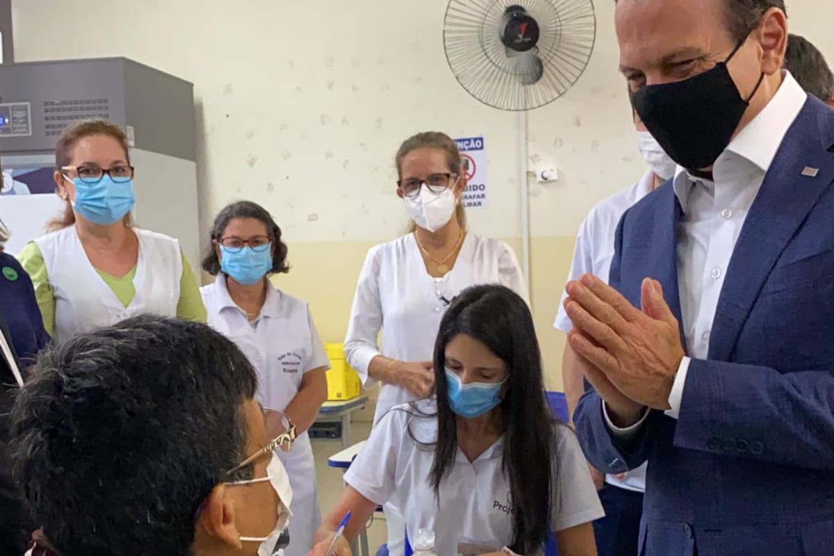 El gobernador de San Pablo, Joao Doria, acompañando a las primeras personas en ser vacunadas en Serrana, como parte del estudio inédito en el mundo para mapear el control de la pandemia con la vacuna.