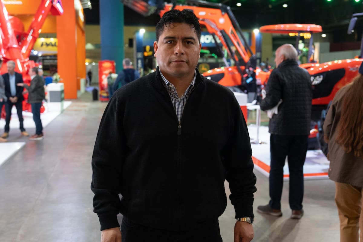 El gobernador de Santa Cruz, Claudio Vidal, mientras recorría la muestra