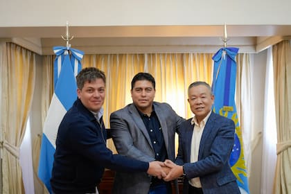 El gobernador de Santa Cruz, Claudio Vidal, en la firma de la carta de intención con el presidente de Hexarmonia Capital S.A, Jonatan Tor, y el presidente de la empresa china Hong Dong, Lan Pingyong; acordaron inversiones en la industria pesquera