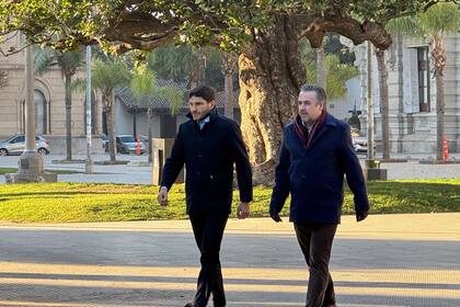 El gobernador de Santa Fe, Maximiliano Pullaro (izquierda), junto a su ministro de Seguridad, Pablo Cococcioni, al llegar a los tribunales provinciales