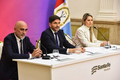 El gobernador de Santa Fe, Maximiliano Pullaro, en la campaña para la elección de convencionales constituyentes que se hará el domingo