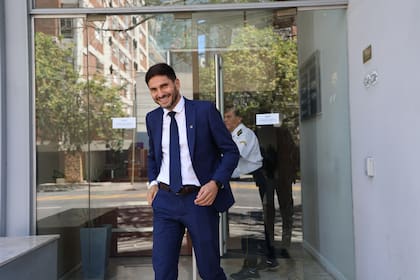 El gobernador de Santa Fe, Maximiliano Pullaro se retira de las oficinas de Mauricio Macri