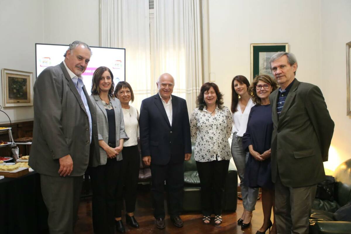 El gobernador de Santa Fe, Miguel Lifschitz, con la investigadora Raquel Chan y científicos y funcionarios