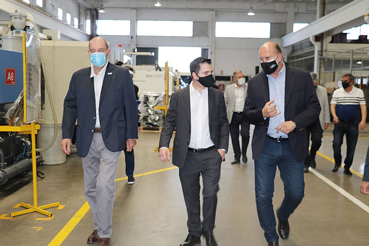 El gobernador de Santa Fe, Omar Perotti, con Adrián Maglia (a la izquierda), uno de los intendentes involucrados en las irregularidades con las vacunas