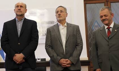 El gobernador de Santa Fe, Omar Perotti, el ministro de Seguridad, Marcelo Saín, y el jefe de la policía provincia, comisario retirado Víctor Sarnaglia