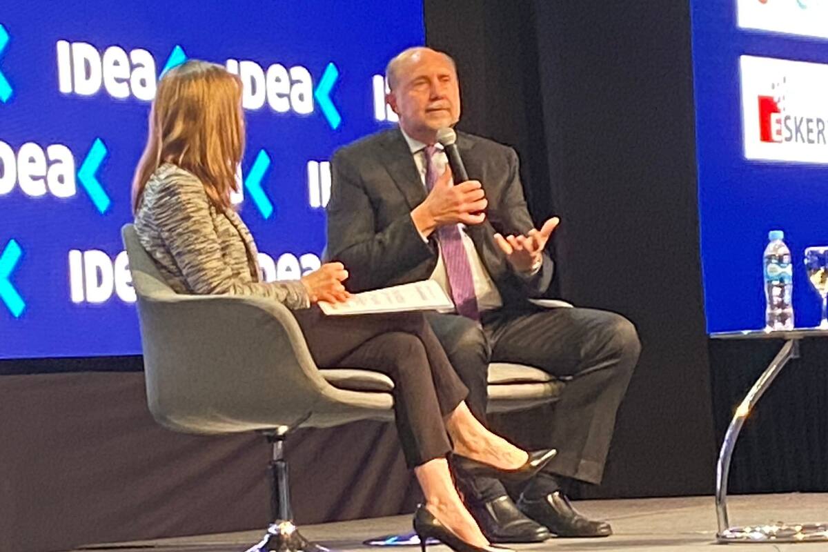 El gobernador de Santa Fe, Omar Perotti, en su disertación moderada por Paula Altavilla, vicepresidenta primera de IDEA