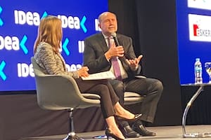 El gobernador de Santa Fe, Omar Perotti, en su disertación moderada por Paula Altavilla, vicepresidenta primera de IDEA