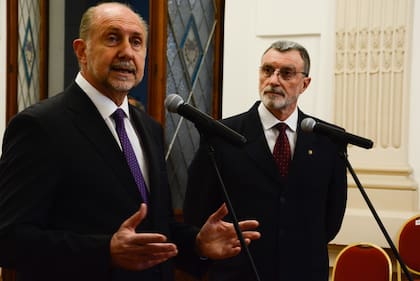 El gobernador de Santa Fe, Omar Perotti, junto al exministro de Seguridad, Rubén Rimoldi en su toma de juramento a principios de agosto pasado