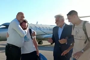 El gobernador de Santa Fe Omar Perotti y el director del aeropuerto de Rosario saludan a Lionel Messi y a Angel Dí María al llegar a la ciudad