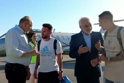 El gobernador de Santa Fé Omar Perotti y el director del AIR saludan a Lionel Messi y a Angel Dí María en la pista del aeropuerto
