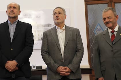 El gobernador de Santa, Omar Perotti; el ministro de Seguridad, Marcelo Saín, y el jefe de la policía, Víctor Sarnaglia