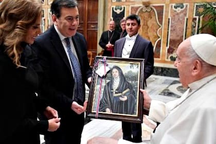 El gobernador de Santiago del Estero, Gerardo Zamora, y su esposa, Claudia Ledesma Abdala, viajaron en febrero del año pasado al Vaticano y tuvieron un encuentro con el Papa en el marco de la ceremonia de canonización de Mama Antula. Francisco había decidido unos meses antes transferirle a Santiago del Estero el título de sede primada que tenía Buenos Aires, por su condición de primera diócesis del país.