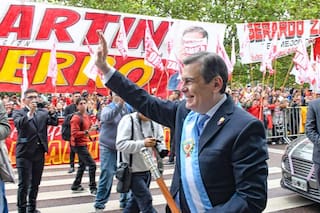 El gobernador Gerardo Zamora otorgó un aumento del 60% y dos bonos que suman casi $500.000