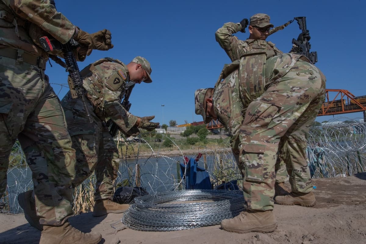 El gobernador de Texas afirmó en una publicación que seguirán con el despliegue del alambre de púas para repeler la inmigración ilegal