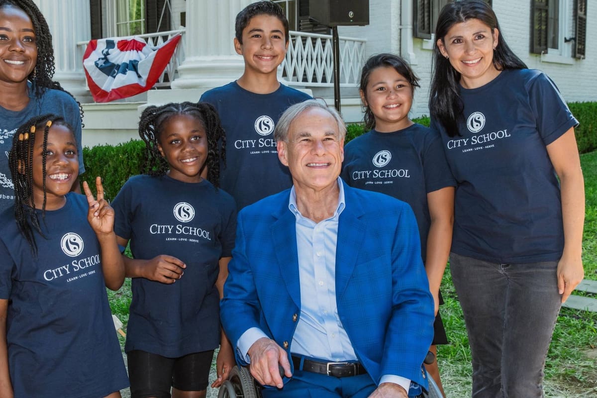 El gobernador de Texas anunció subvenciones de capacitación profesional para cuatro escuelas del este del estado