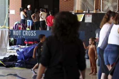 El gobernador de Texas asegura que enviara en micro a cientos de inmigrantes hacia la ciudad de Chicago