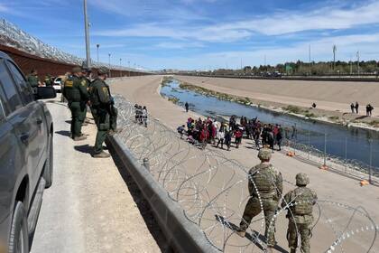 El gobernador de Texas aseguró que su misión seguirá hasta que el presidente Joe Biden asegure la frontera