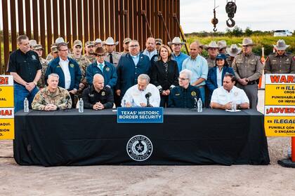 El gobernador de Texas firmó la ley que permite la detención de migrantes justo a un lado de la valla fronteriza