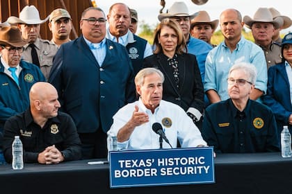 El gobernador de Texas, Greg Abbot, firmó y promulgó tres normas que endurecen el trato a los inmigrantes