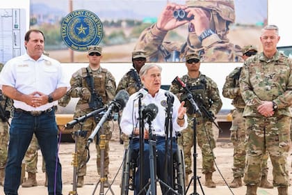 El gobernador de Texas, Greg Abbott, anunció recientemente un nuevo campamento base militar en la frontera con México