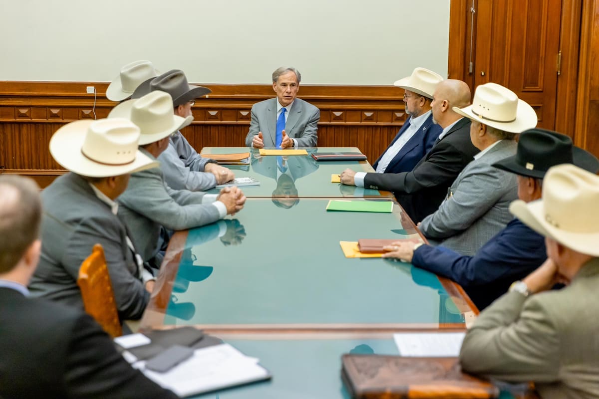 El gobernador de Texas, Greg Abbott, en una reunión de trabajo con sheriffs del estado