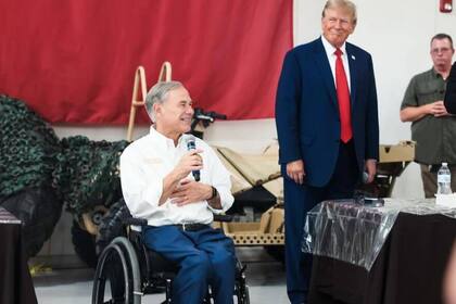 El gobernador de Texas, Greg Abbott, estuvo en un evento con el expresidente y candidato a la nominación republicana Donald Trump, este domingo