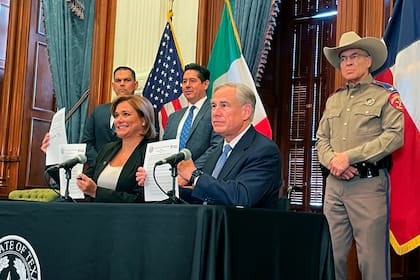 El gobernador de Texas, Greg Abbott, firma un acuerdo de seguridad fronteriza con la gobernadora del estado mexicano de Chihuahua, Maru Campos Galván, el jueves 14 de abril de 2022, en Austin, Texas. (Acacia Coronado/Report for America via AP).
