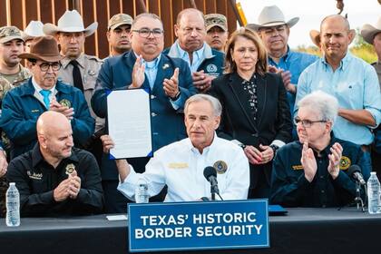 El gobernador de Texas, Greg Abbott firmó en diciembre una de las leyes más restrictivas en materia migratoria en Estados Unidos