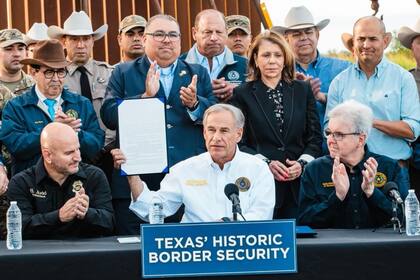El gobernador de Texas, Greg Abbott firmó este lunes una de las leyes más restrictivas en materia migratoria