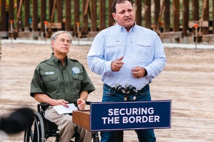 El gobernador de Texas, Greg Abbott, impulsó fuertes medidas contra la inmigración ilegal a través de la Operación Estrella Solitaria