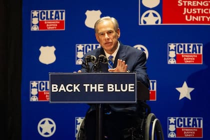 El gobernador de Texas, Greg Abbott, incorporó a su imagen pública tanto la historia del accidente que lo dejó paralizado como un sobrenombre surgido de sus críticos
