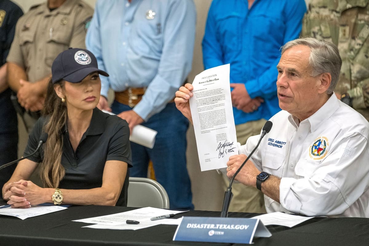 El gobernador de Texas, Greg Abbott, informó acerca de asesorías de salud mental para los afectados por las inundaciones, sin costo alguno