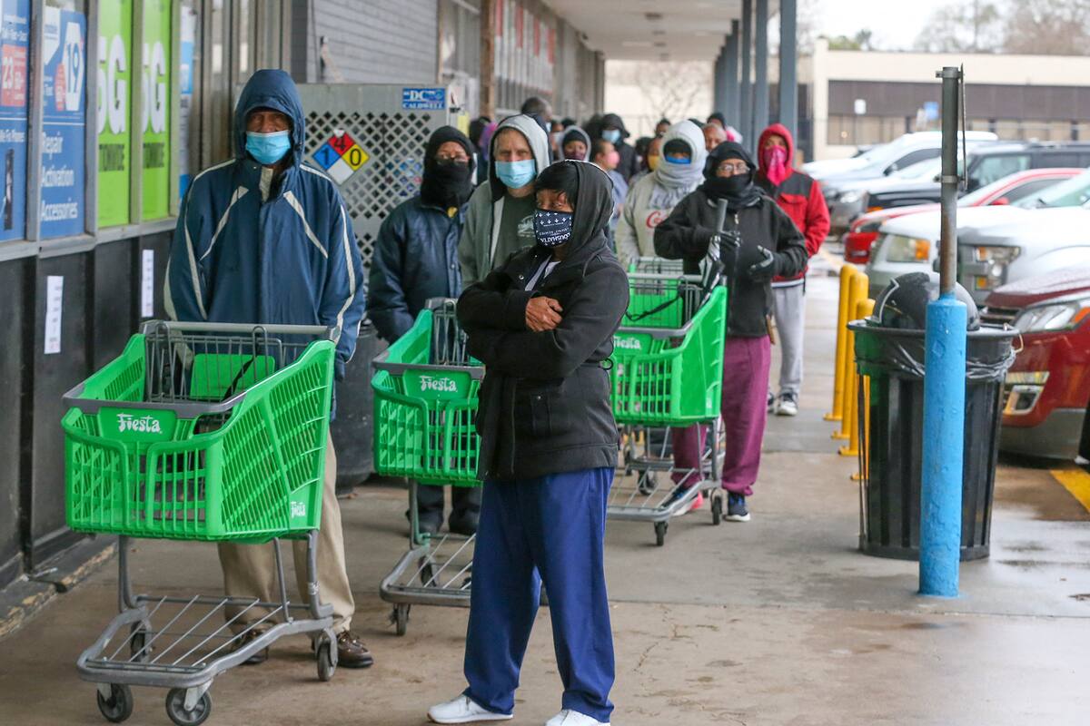 El gobernador de Texas, Greg Abbott, levantó un mandato de uso obligatorio de máscaras el 2 de marzo de 2021 y autorizó a las empresas restringidas debido a la pandemia a abrir "al 100%"