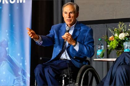 El gobernador de Texas, Greg Abbott, solicitó que se desestimara la demanda de Gina Hinojosa, quien busca acceder a correos electrónicos sin censura intercambiados entre su oficina y el empresario Elon Musk