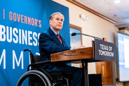 El gobernador de Texas sufrió un accidente en 1984 que lo dejó paralizado de la cintura para abajo