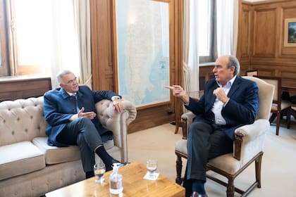El gobernador de Tucumán, Osvaldo Jaldo, con el ministro del Interior, Guillermo Francos, dedicado al diálogo con las provincias