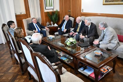 El gobernador de Tucumán, Osvaldo Jaldo, recibió a autoridades de Adepa en la Casa de Gobierno