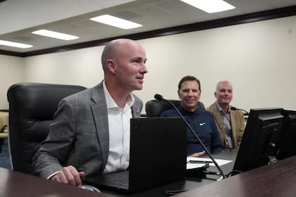 El gobernador de Utah, Spencer Cox, aseguró que reciben inmigrantes en su estado debido a la crisis migratoria