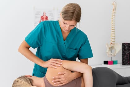 El gobernador de Washington aprobó un proyecto de ley para ampliar el acceso a licencias profesionales para los inmigrantes