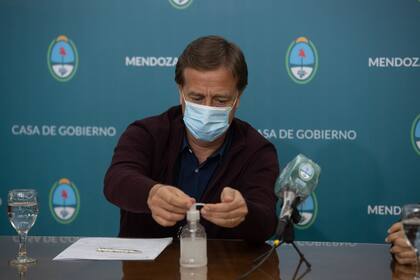 El gobernador decidió dar marcha atrás con algunas medidas de flexibilización y crece la preocupación sobre la posible existencia de circulación del virus.