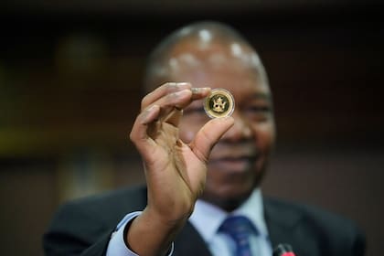 El gobernador del Banco de la Reserva de Zimbabue, John Mangudya, ha lanzado la moneda de oro Mosi-oa-Tunya, que se venderá al público en un intento de controlar la inflación galopante.