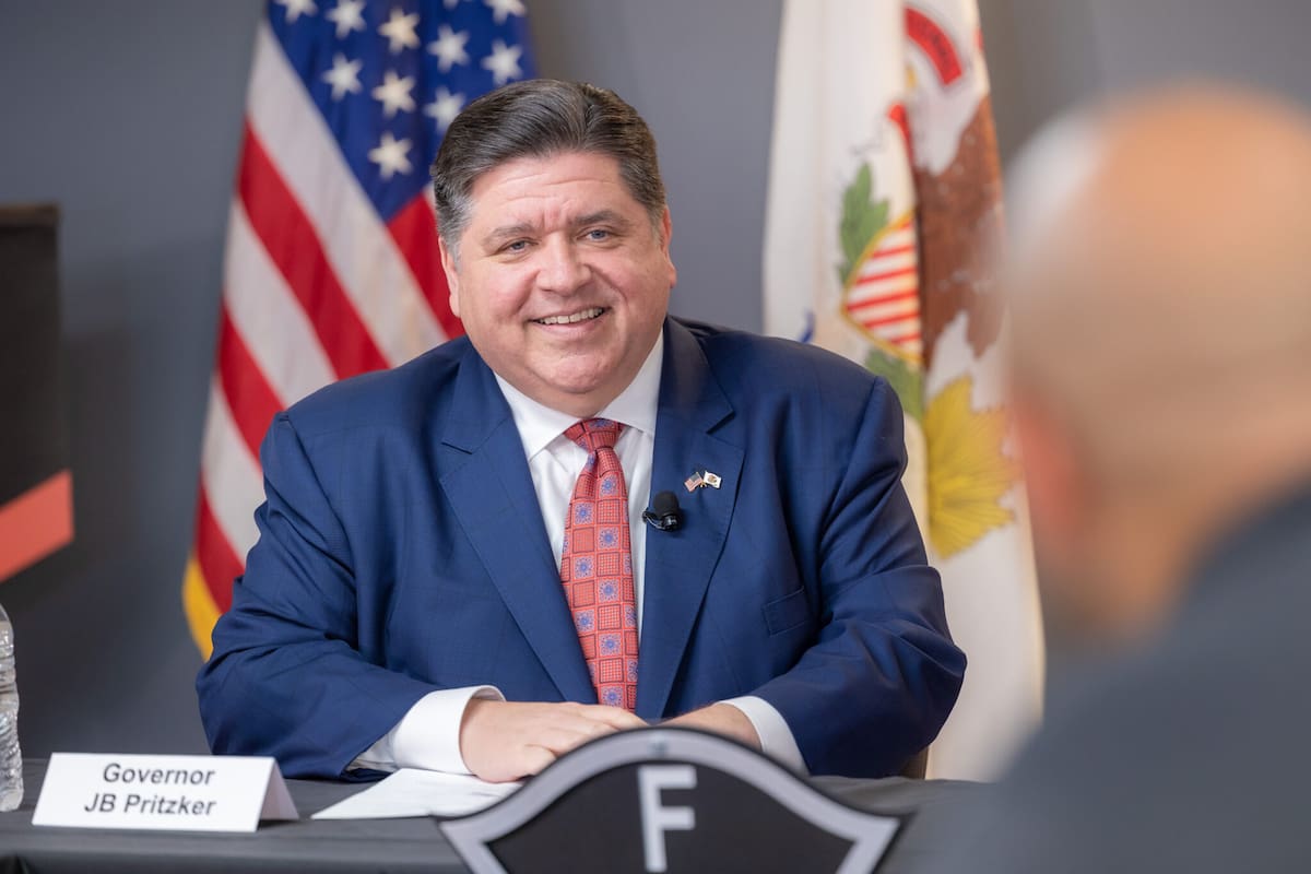 El gobernador demócrata criticó las políticas federales republicanas: "Mientras imponen aranceles dañinos y recortan salud, Illinois subió salarios, limitó el precio de insulina y eliminó impuestos a alimentos"